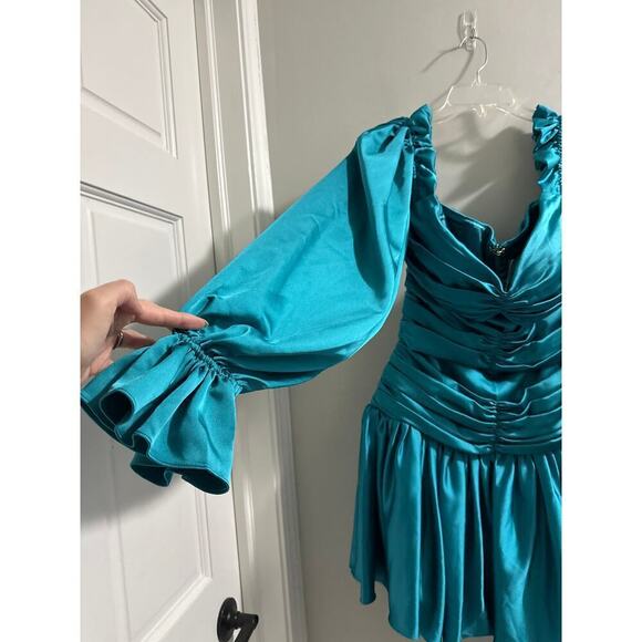 GIGII'S‎ Selina Ruched Off-Shoulder Mini Dress size Small - Picture 3 of 6